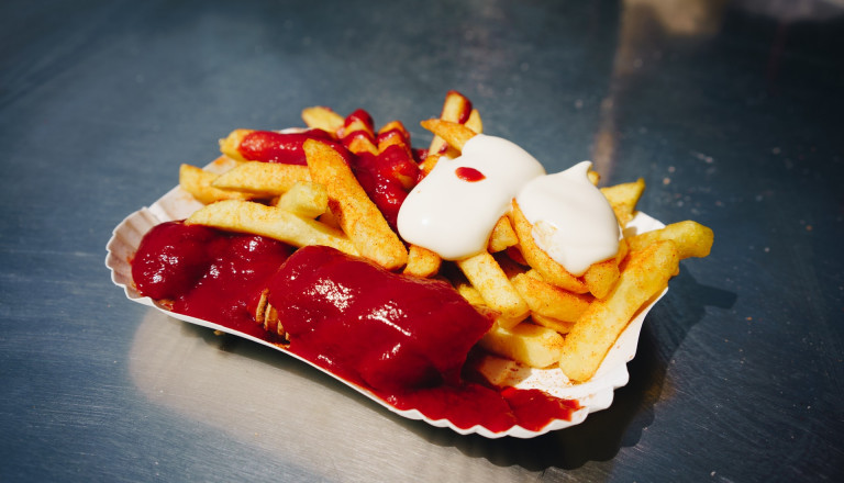 Currywurst mit Pommes